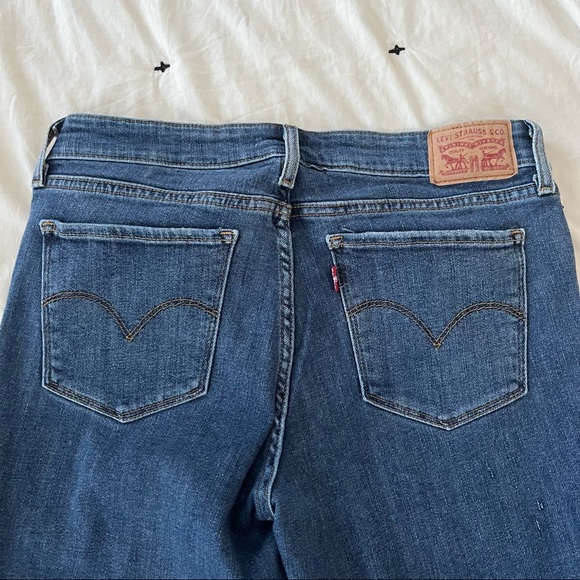 Levi’s • 711 Skinny Jean - Distressed Knee & Hem - Picture 3 of 6